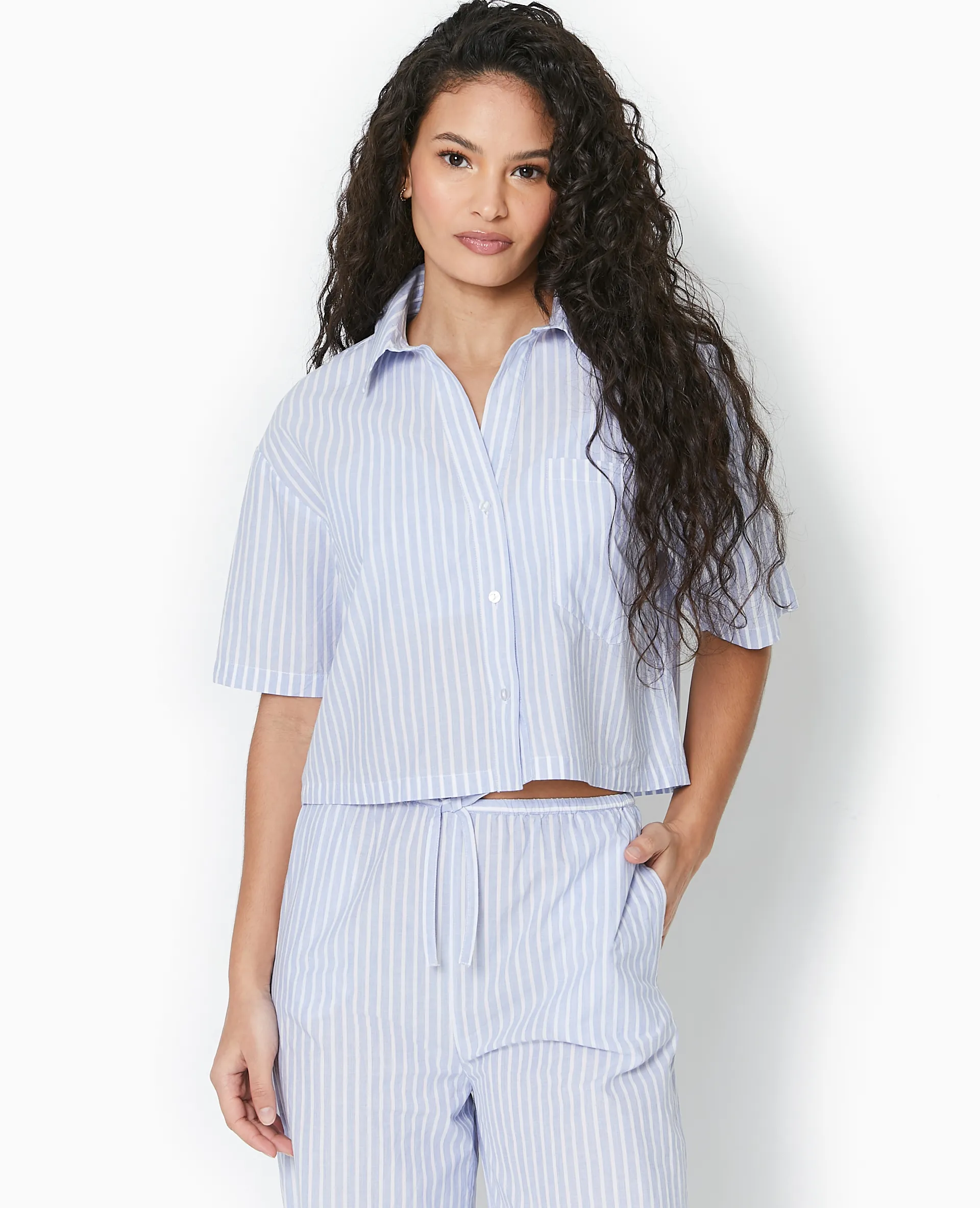 Chemise cropped rayée façon pyjama d'homme