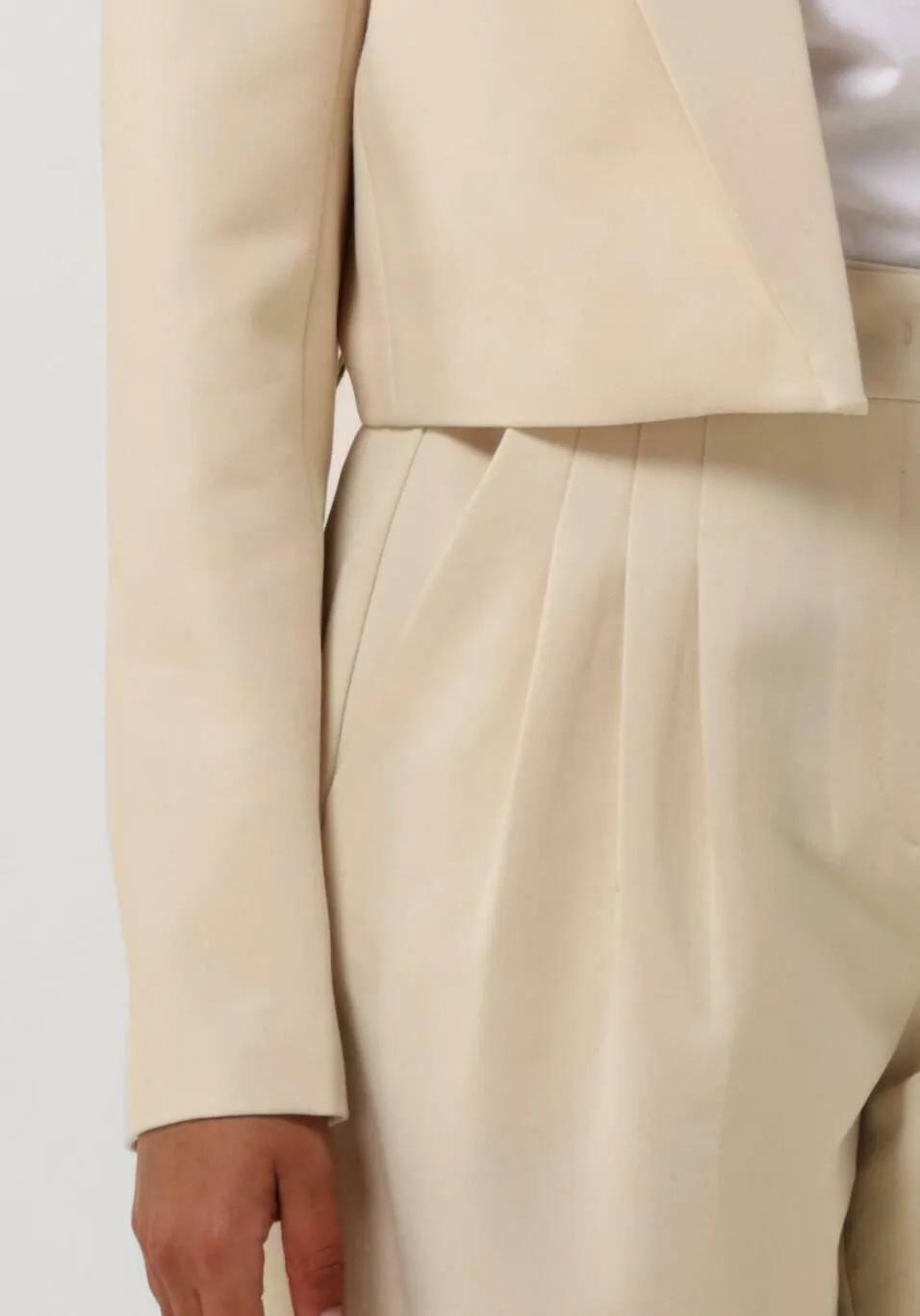 co'couture pantalon vola pleat pant en beige