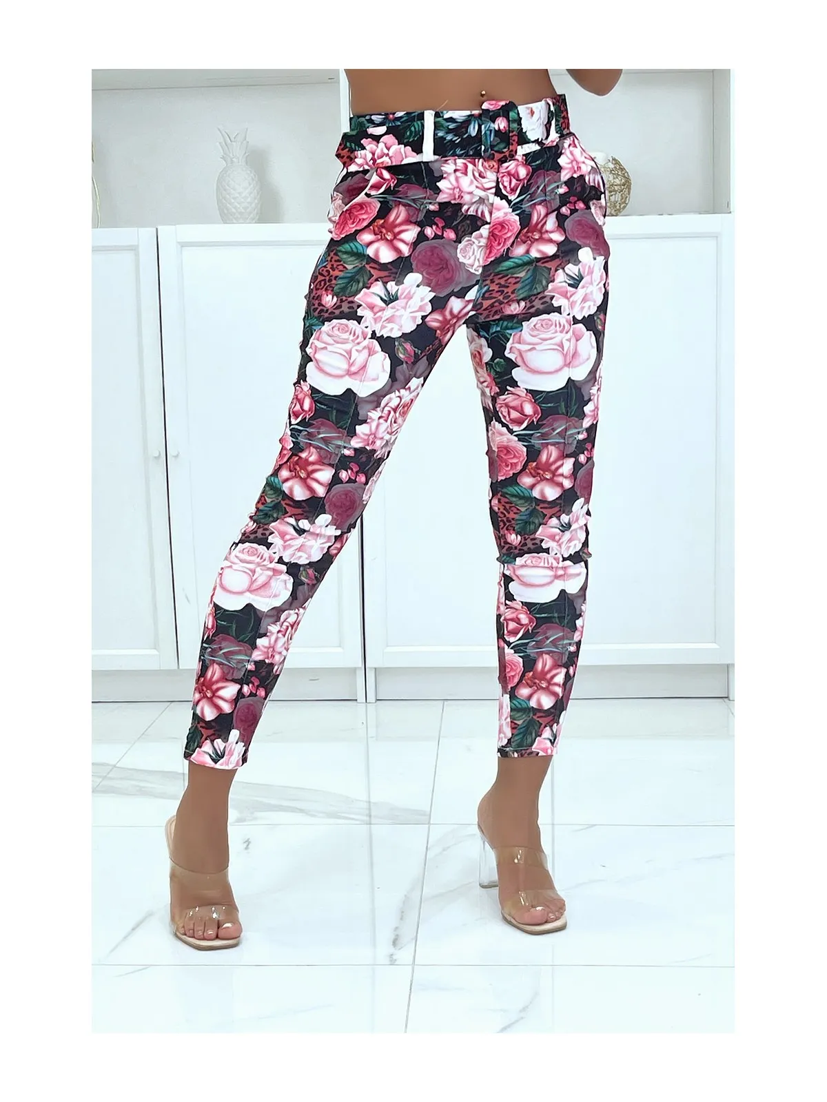 Pantalon stretch noir fleuris avec plis, poches et ceinture