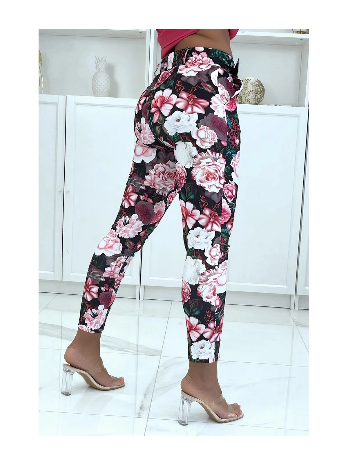 Pantalon stretch noir fleuris avec plis, poches et ceinture