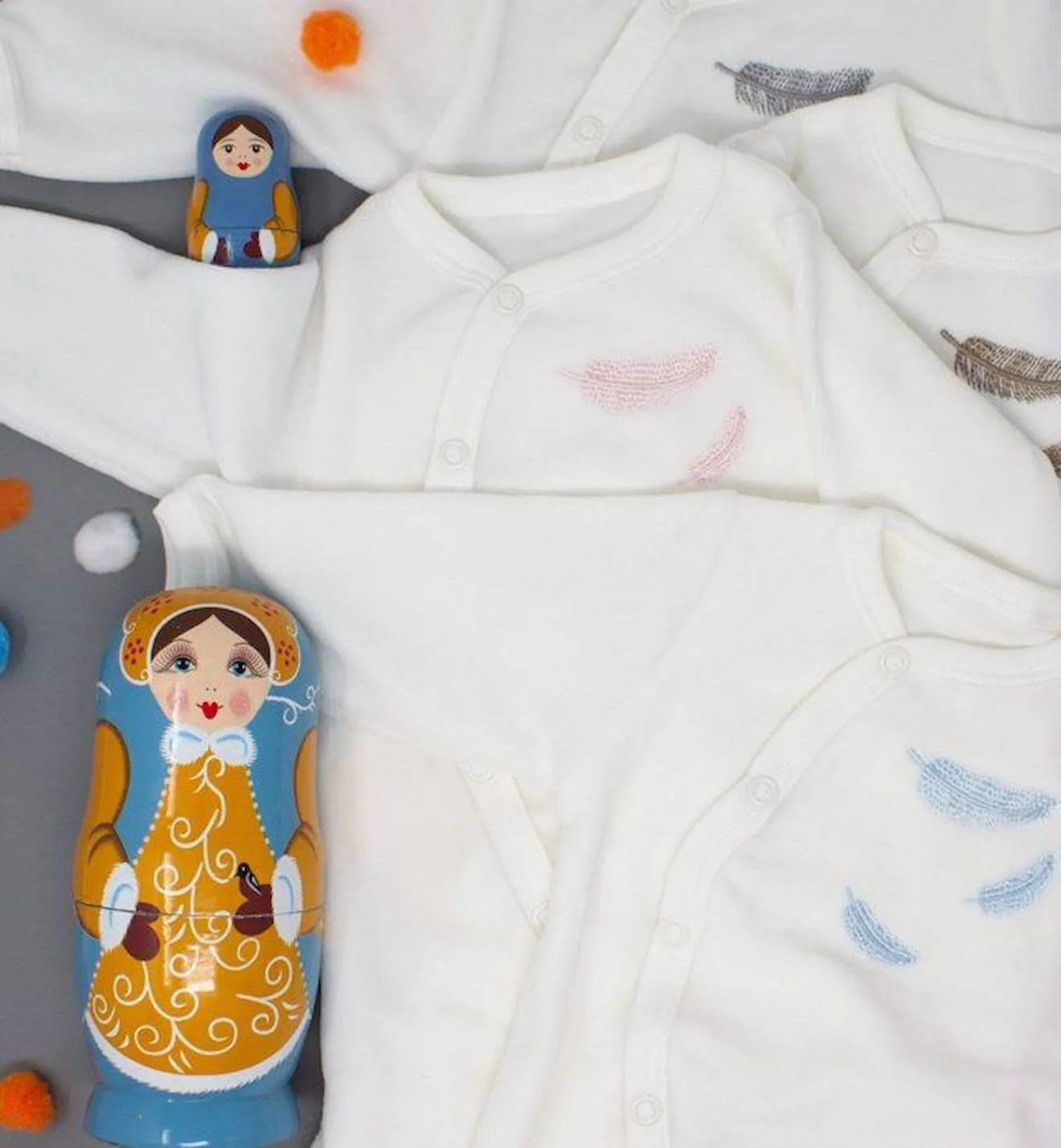 Pyjama bébé en Coton Bio à motifs plumes colorées gris - Kadolis