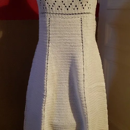 Robe blanche ajourée au crochet t. 42