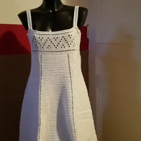 Robe blanche ajourée au crochet t. 42