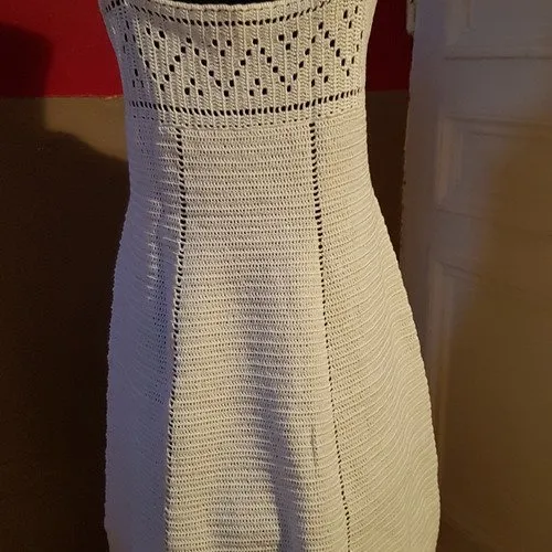 Robe blanche ajourée au crochet t. 42