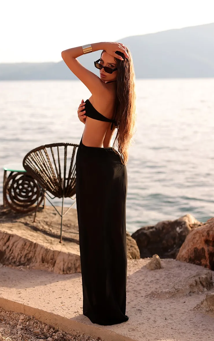 Robe de plage longue noire à découpes et dos nu