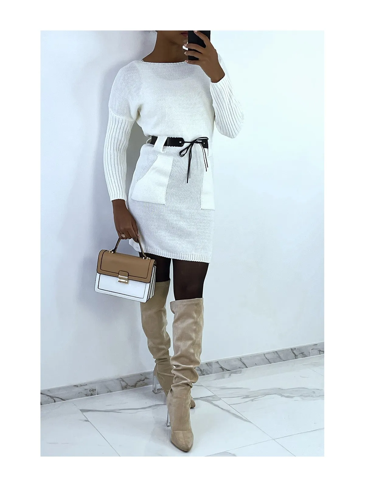 Robe pull blanche avec poche et ceinture camel