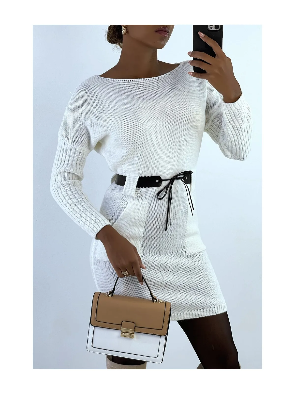 Robe pull blanche avec poche et ceinture camel