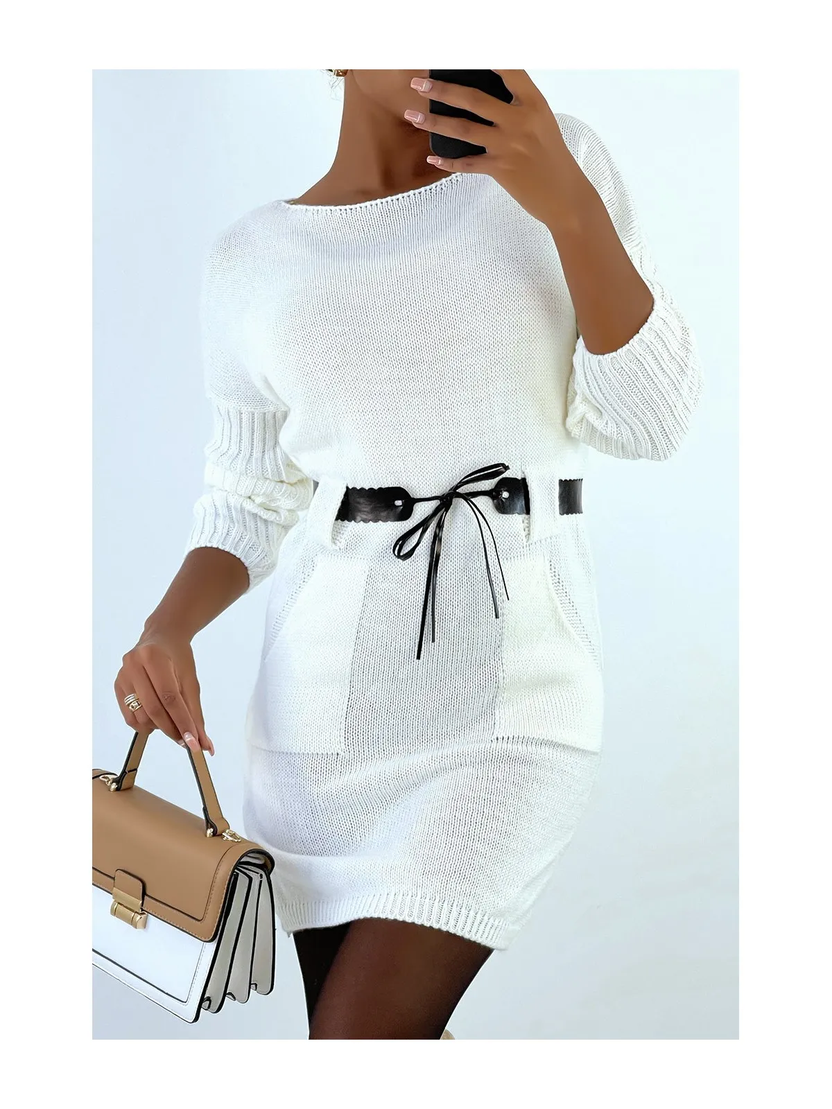 Robe pull blanche avec poche et ceinture camel