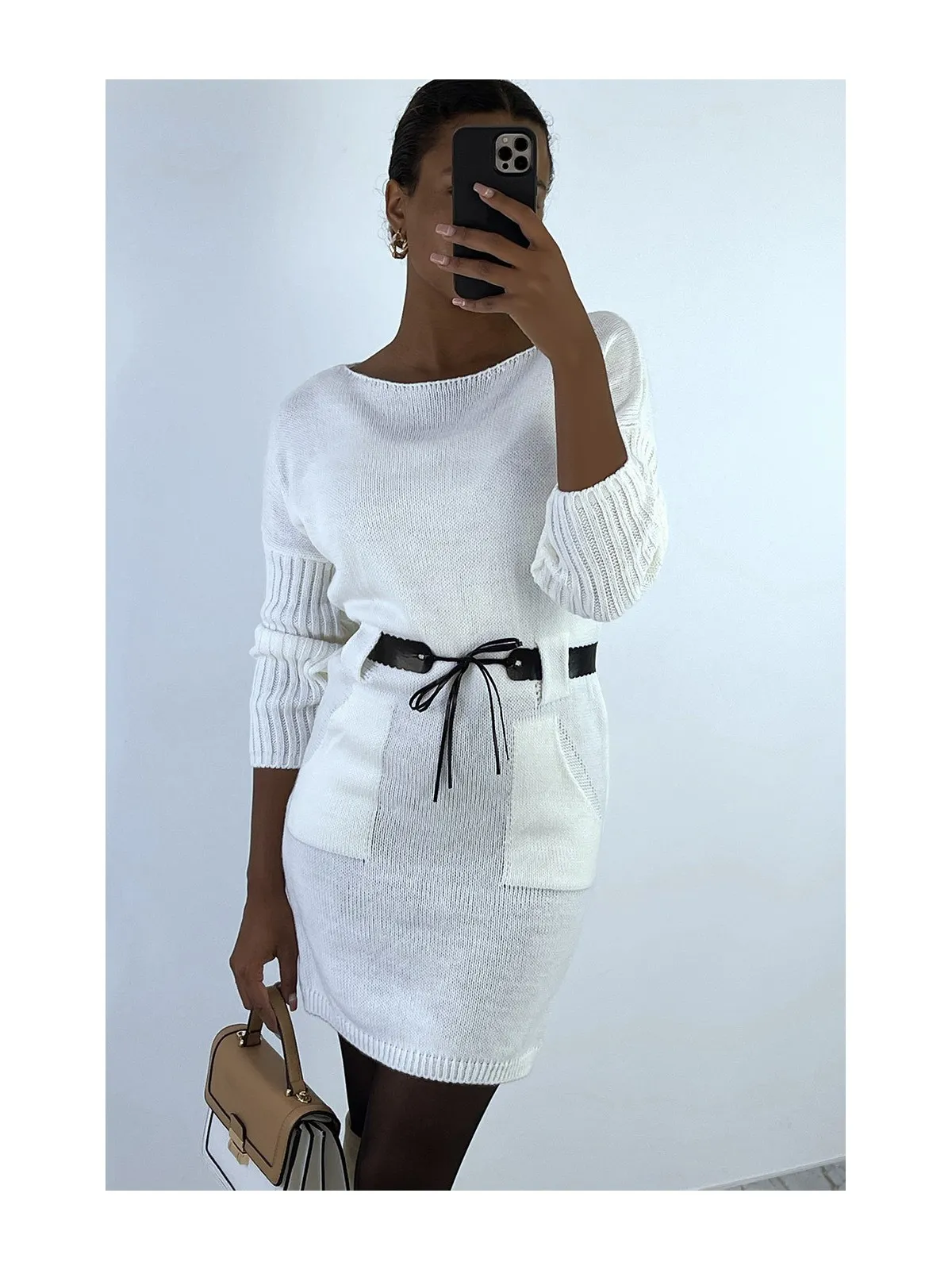 Robe pull blanche avec poche et ceinture camel