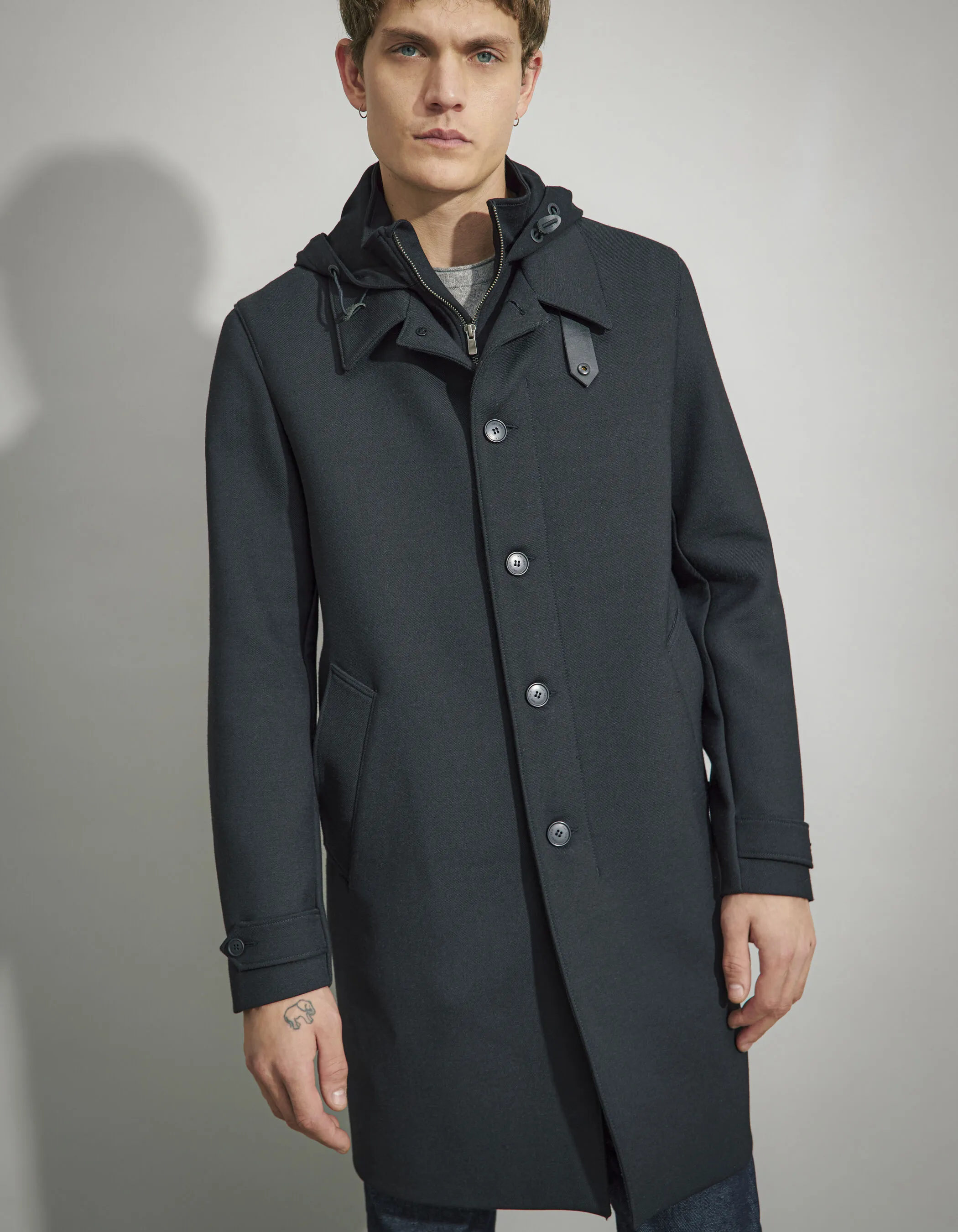 Trench noir à parementure-capuche amovible Homme